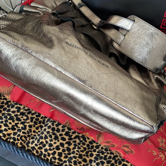 Alessandro Dell’ Acqua frilly bag in a bright gold - Picture 8 of 14